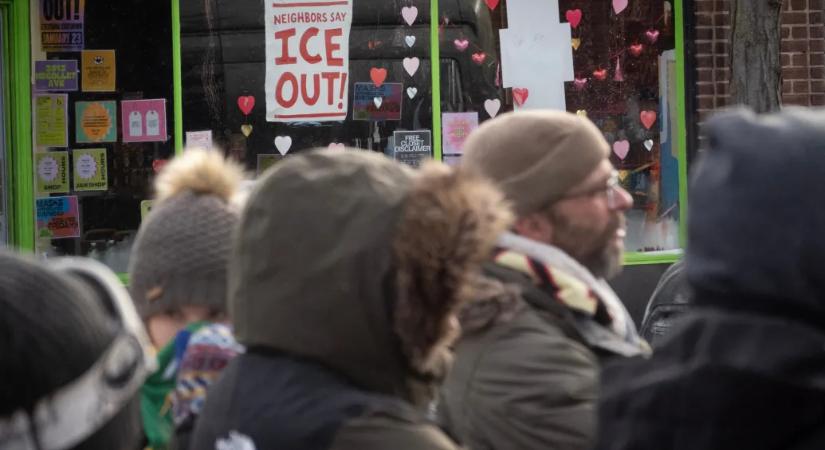Eskü alatt vallotta két szemtanú, hogy nem volt fegyver az ICE ügynökei által lelőtt kórházi ápoló kezében