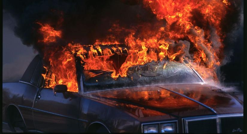 Felcsaptak a lángok egy parkolóban, teljes terjedelmében égett egy autó