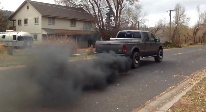 Hadd kormoljon: az Egyesült Államokban felhagynak a füstokádó dízelek üldözésével!