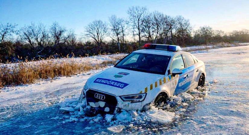 Jégbeszakadt rendőrautóról posztolt a rendőrség