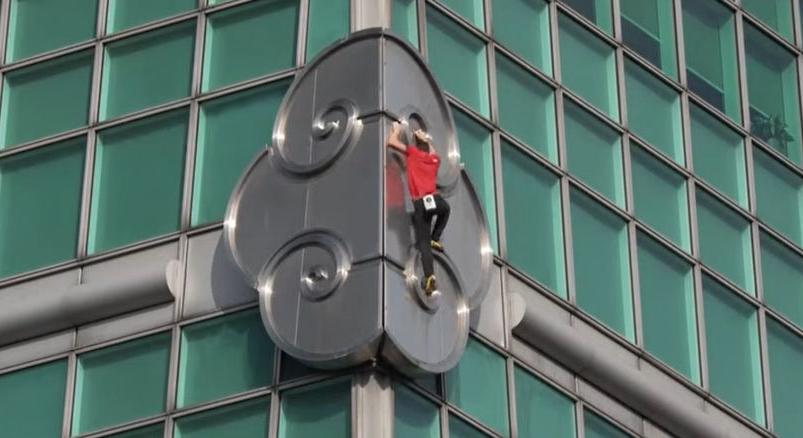 Biztosítókötél nélkül mászta meg a több mint 500 méteres felhőkarcolót (videó)