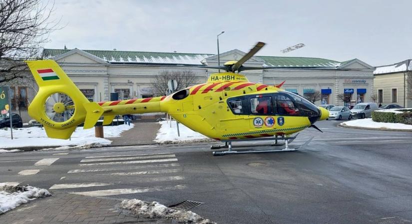 Eszméletlen kisfiúhoz érkező mentőhelikopter szenvedett balesetet Nyírbátorban