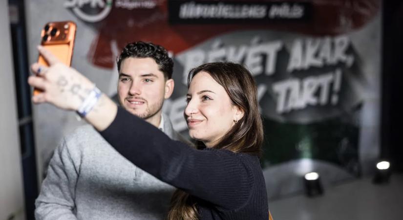 „Most nagyon válságos helyzet van” – nemet mondanak a háborúra és a baloldalra a magyar fiatalok