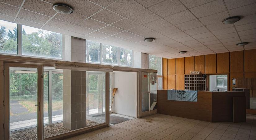 Ki hagy ott egy ilyen állapotú üdülőt, amikor a Balatonnál minden négyzetméter kincs?