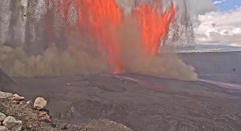 Kőesőt árasztva tört fel két, magasra felcsapó lávaszökőkút Hawaiin