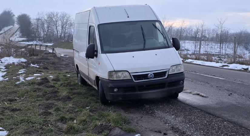 Egy rejtélyes módon elhagyott Fiat Ducato vesztegel a vármegyehatáron – videó