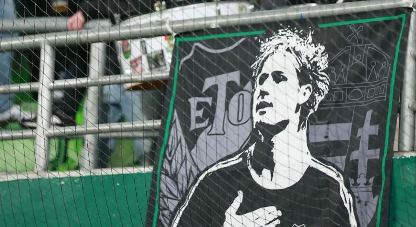 “Örökre velünk maradsz, őrizzük mosolyodat!” - Az ETO szurkolók így emlékeznek Fehér Mikire az Üllői úton - fotó