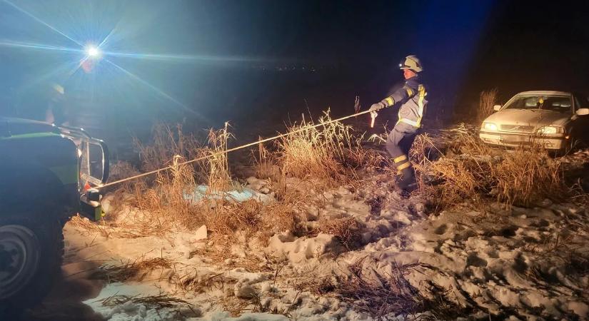 A fagyhaláltól mentettek meg egy kisgyerekes családot az Ipoly partján