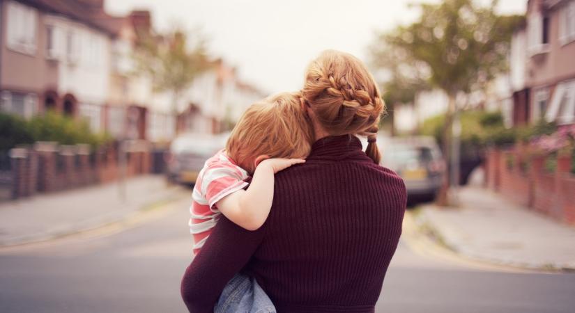 Miért nehezebb ma szülőnek lenni: mindenki tanácsot ad, senki nem fogja a kezünk