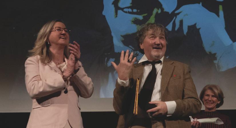 Megható pillanatok a Hagymaházban: Scherer Péter kapta a Páger-gyűrűt