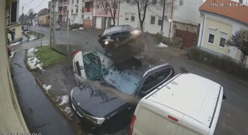 Horrorbaleset Gyöngyösön, mindent rögzített a kamera, métereket repült az autó