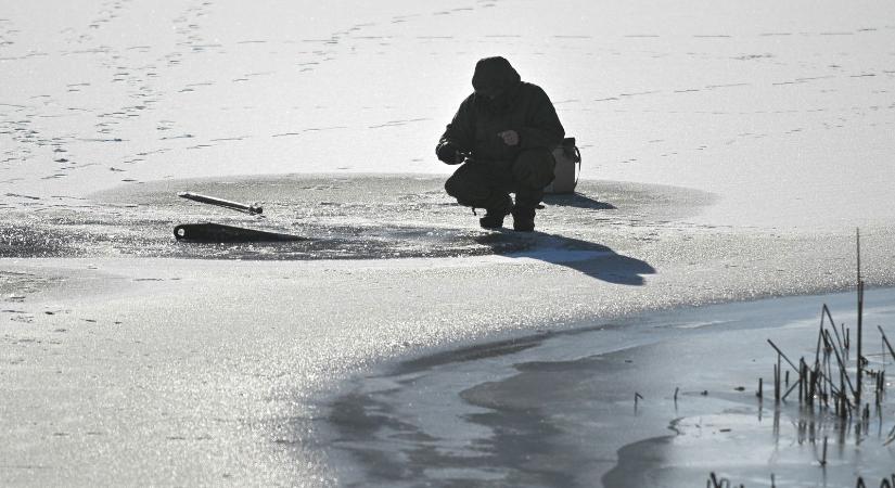 Figyelmeztettek a szakértők, brutális felvételek, egy horgász életéért küzdöttek a beszakadt tavon