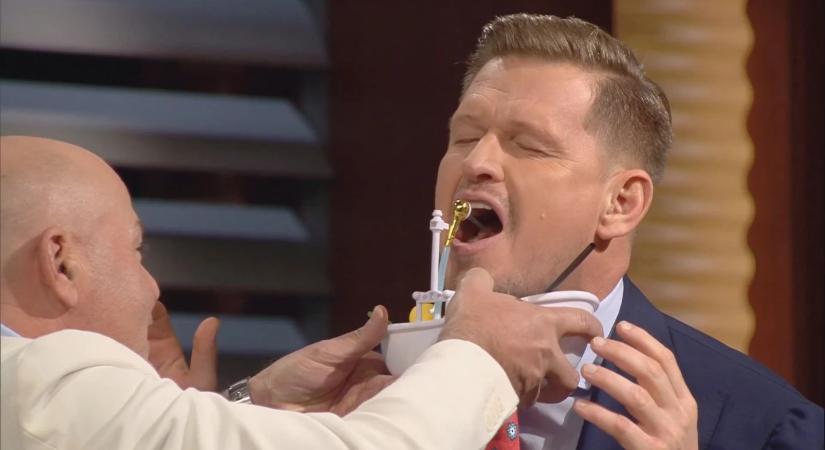 Moldován András Varga Sándor szájába spriccelt egy gumikacsás koktélt