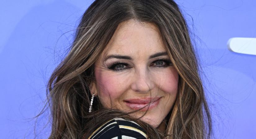 Hihetetlenül szexi: Elizabeth Hurley bikinis fotója felforrósítja a hideg téli napot