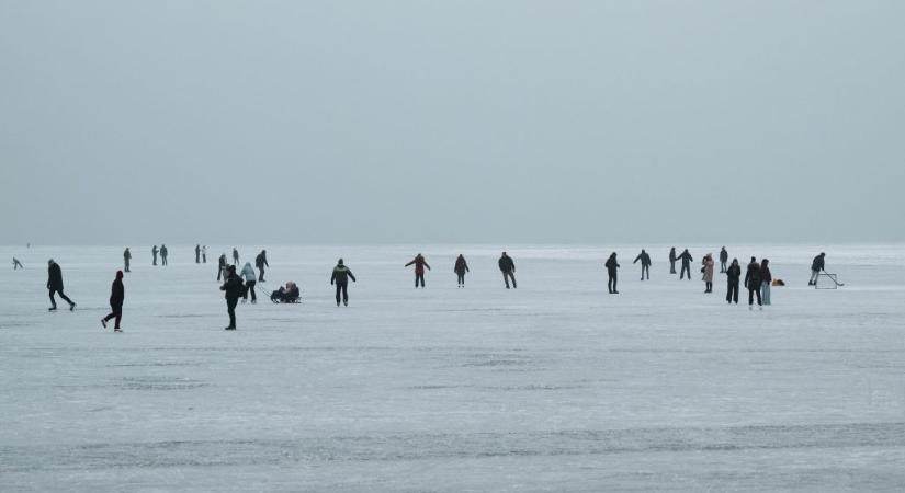 Hiába életveszélyes a Balaton jege, rengetegen voltak kint ma is