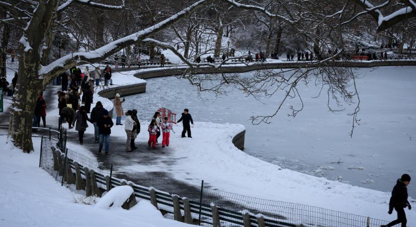 Dermesztő hideg bénította meg az Egyesült Államokat, történelmi jelentőségű hóvihar csapott le