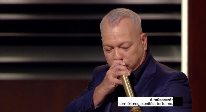 Balogh Levente hangszert ragad – új oldalát mutatja meg a Cápák közöttben