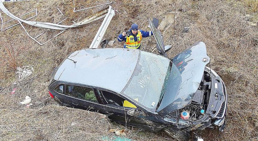 Árokba csapódott autó, könnyek a Hagymaházban és egy fájó vereség