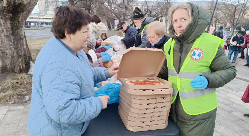 Korán kezdtek gyülekezni a meleg ebédre várók Debrecenben