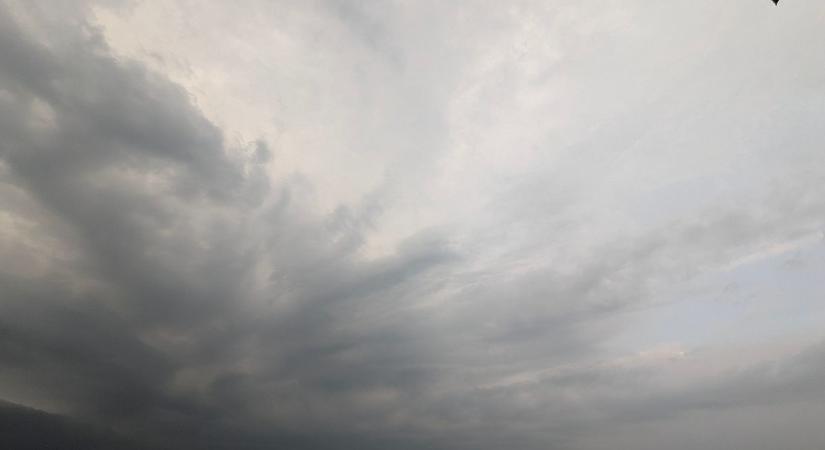 Marad az erősen felhős idő hétfőn
