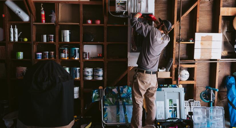 Versenyfutás a milliókért: akár órák alatt elkapkodhatják az új lakossági energiatárolós pályázatot