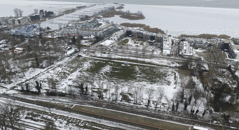 Ilyen is van: civilek petíciója és a Tisza védte meg a balatonszemesi focipályát a Fidesztől