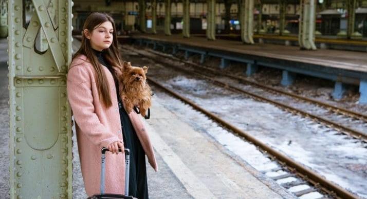 Itthon várat építeni, vagy külföldön téglát hordani? – A „Ferihegy-generáció” dilemmái