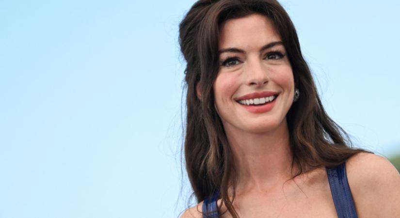 A kanapé, ami újradefiniálja a rózsaszínt – Anne Hathaway gyönyörű nappalija