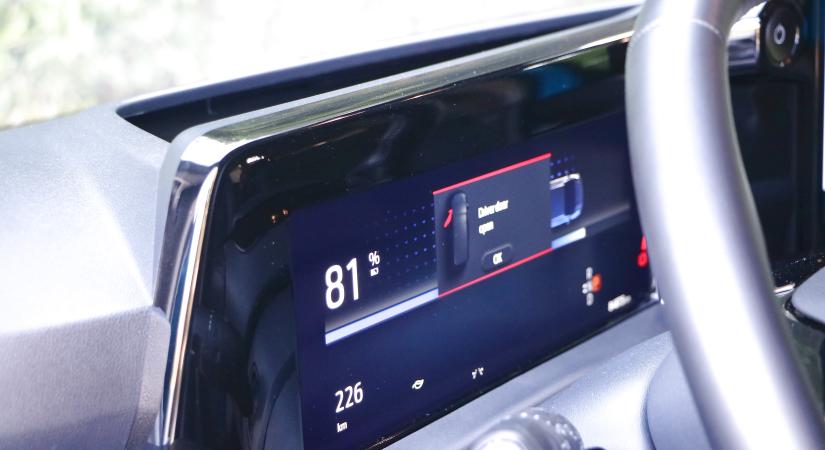 Ennyit merül egy villanyautó télen, ha nem használják