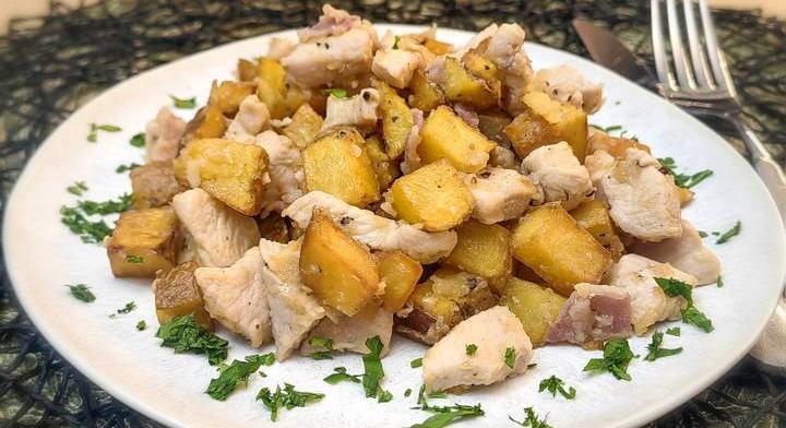 Csirkebrassói, ahogy mi szeretjük: ropogós krumplikockákkal tálalva