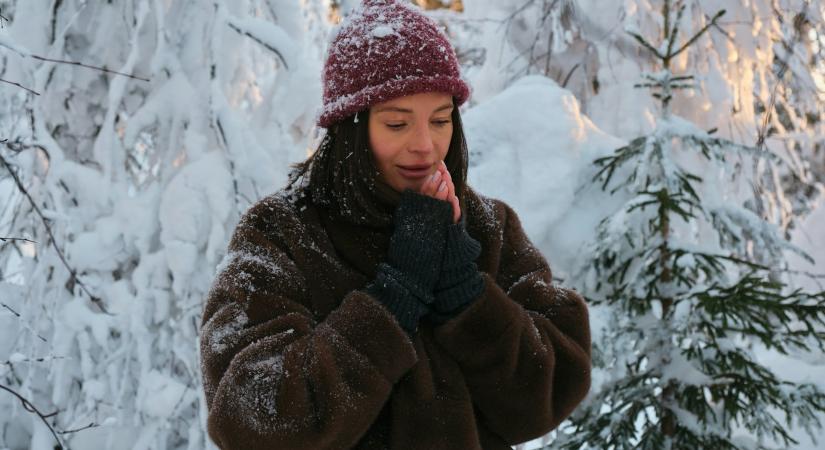 Egy anya gondolatai a hóban állva, átázott zokniban