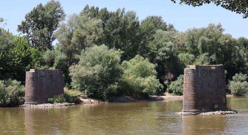 Felrobbantották a háborúban, ma pedig a Zagyván áll két darabban az egykori Maros-híd