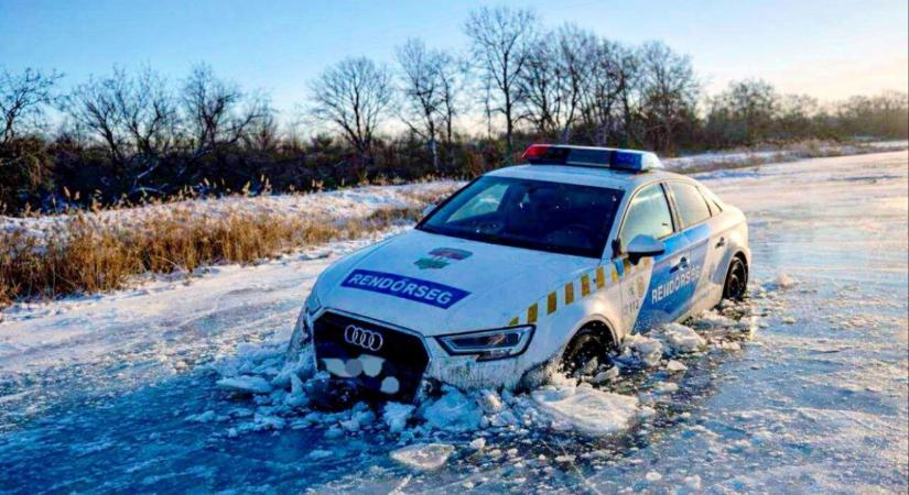 Beszakadt a jég egy rendőrautó alatt