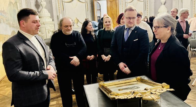 Mária Teréziához köthető selyemkendő tért haza a restaurálás után