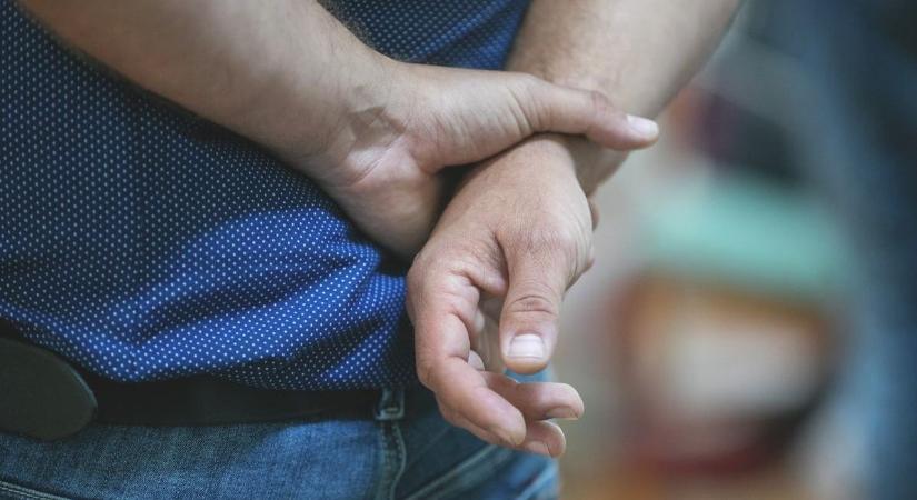 Torkon ragadta az autó vezetőjét a rendőrjárőr