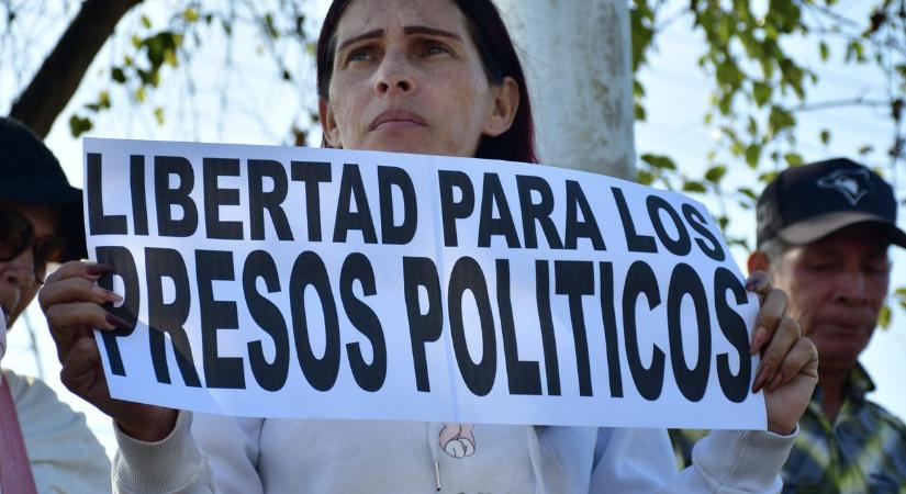 Több mint 100 politikai foglyot engedtek szabadon Venezuelában a hétvégén