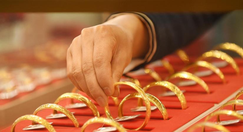 Új lélektani határt lépett át az arany ára, soha ilyen sok pénzt nem kértek még a nemesfémért