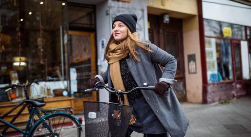 A sokoldalú kiegészítő, ami minden nőnek kötelező télen - Így minden szettet elegánssá és nőiessé tesz