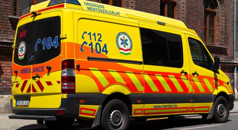 Fának csapódott egy autó a 84-es főúton Sopronnál, mentő a helyszínen