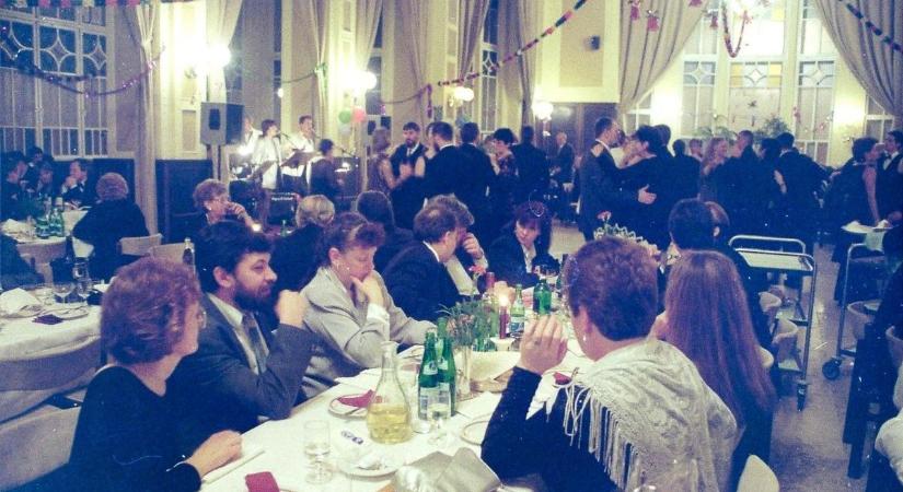 Bálok az ezredfordulón: Régi bálok fotóiból válogattunk