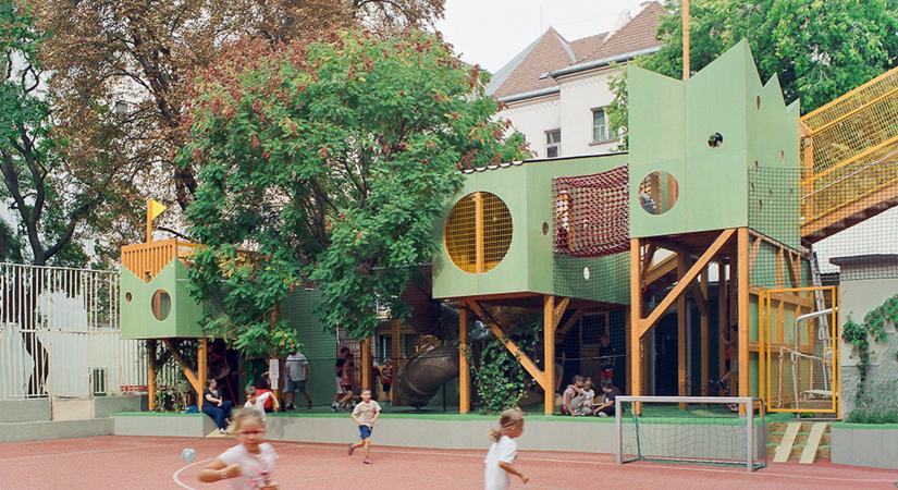 Iskolaudvar a magasban – A Bajza Utcai Általános Iskola új vertikális játszókertjéről