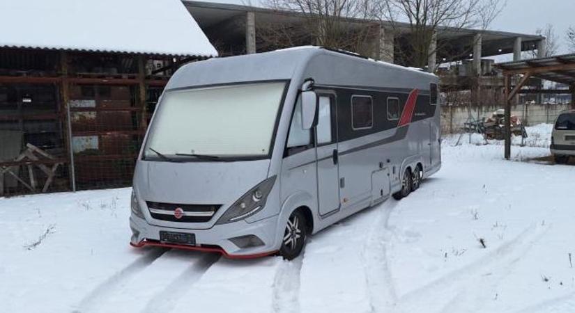 Luxus lakóbuszt árverez a Heves megyei NAV