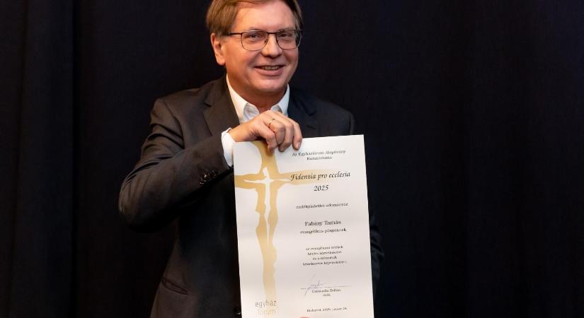 „Sem kormánypárti, sem ellenzéki egyház nem szeretnénk lenni. Krisztus egyháza szeretnénk lenni” – Díjat kapott Fabiny Tamás