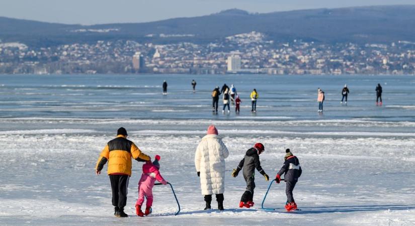 Életveszélyre figyelmeztetnek: mostantól tilos a Balaton jegére lépni, és brutális bírság is jár érte