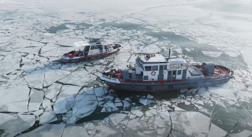 Drónvideón, ahogyan törik a jeget Kiskörénél