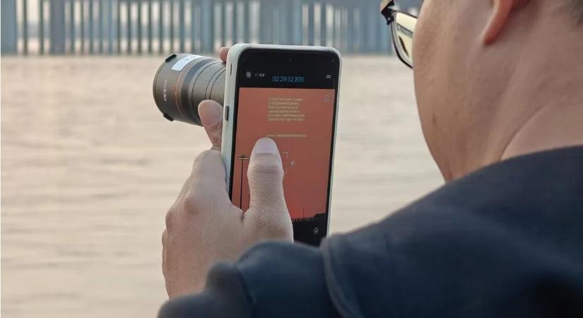 Hatalmas teleobjektívvel pózol az Oppo Find X9 Ultra