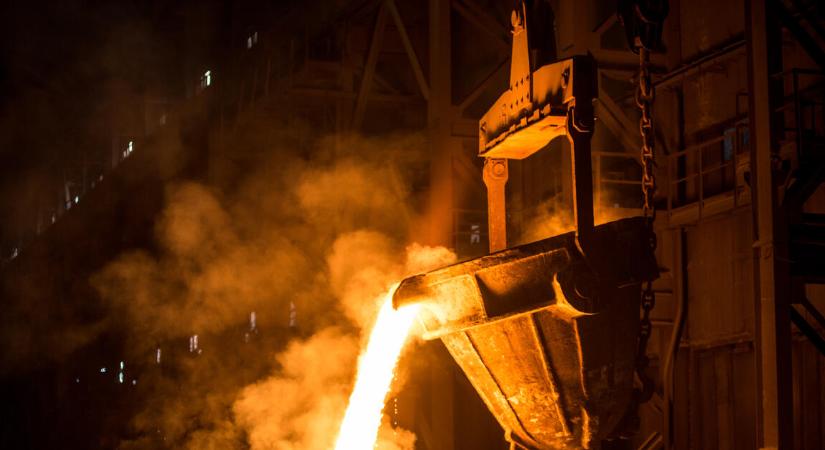 Még mindig hengerel Kína acélügyben, de valami megreccsent