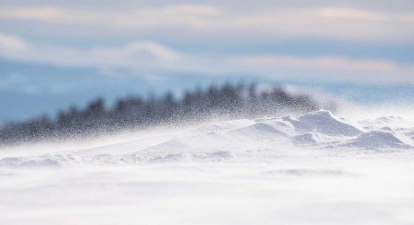 Viharos szél és hófúvás várható négy erdélyi megye hegyvidéki térségeiben