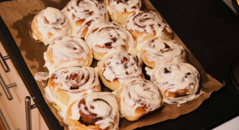 Puha fahéjas csiga, ahogy még soha nem készítetted: el nem hiszed, mi kerül a tésztájába