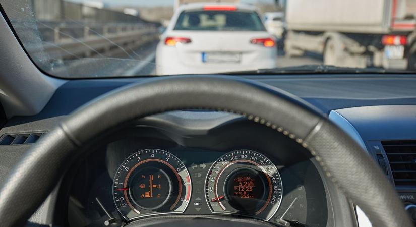 Sofőrök figyelem! Ezt jó tudni a 2026-os autópálya-matricákról